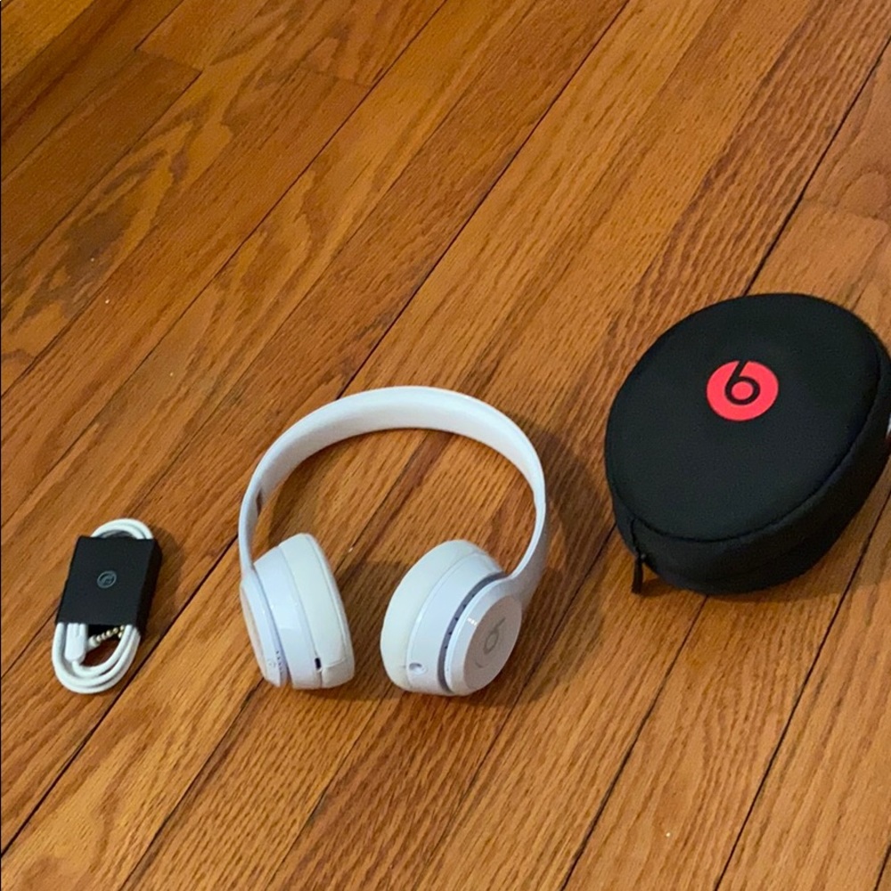Wireless beats solo 3, barely used
